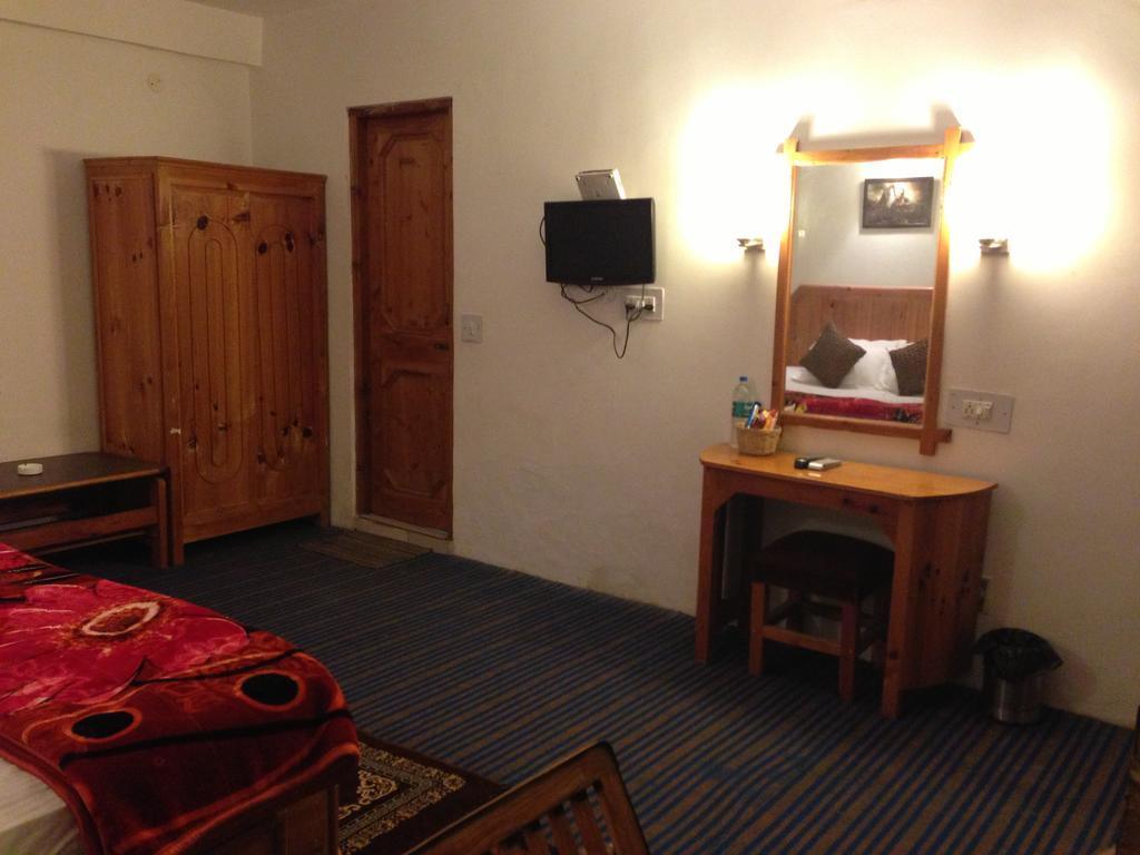 Akash Hills Hotel Manāli Exteriör bild