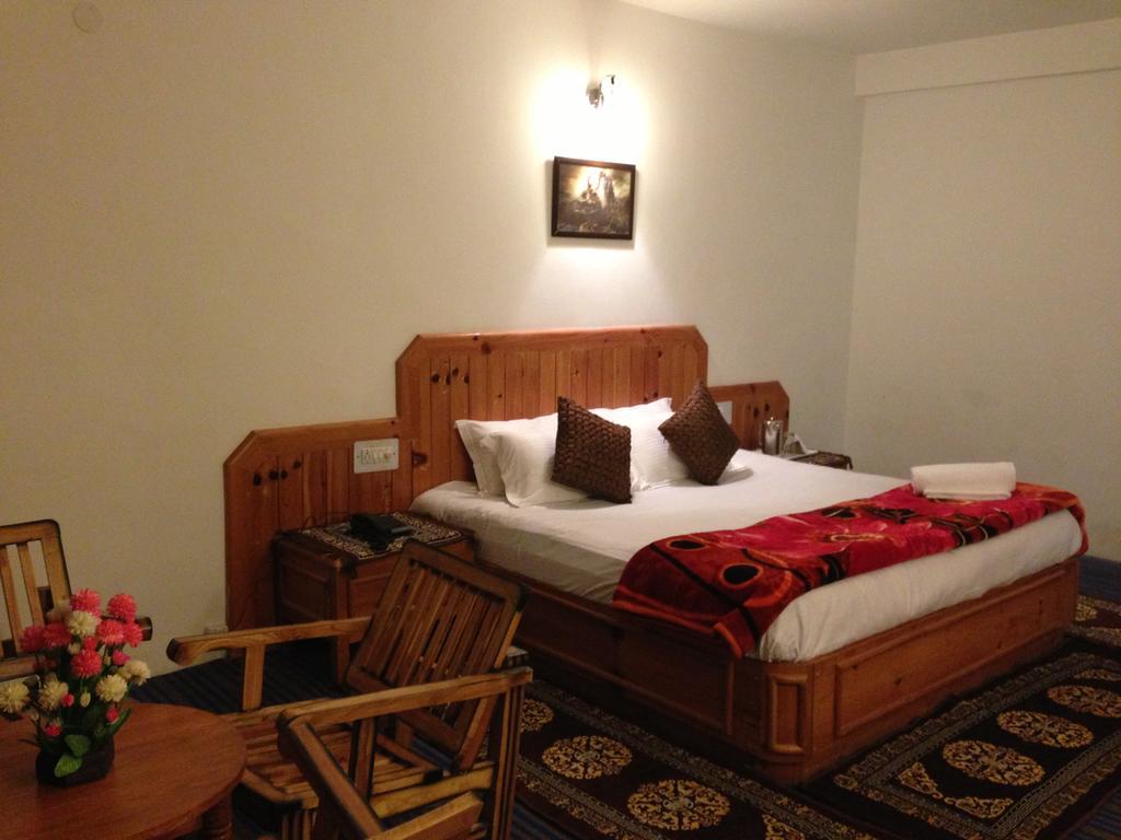 Akash Hills Hotel Manāli Exteriör bild