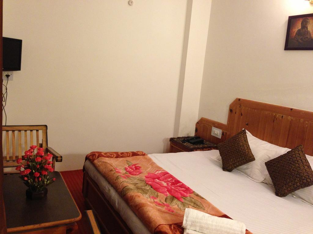 Akash Hills Hotel Manāli Exteriör bild