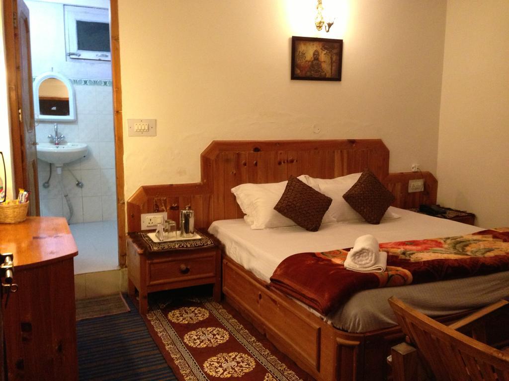 Akash Hills Hotel Manāli Exteriör bild