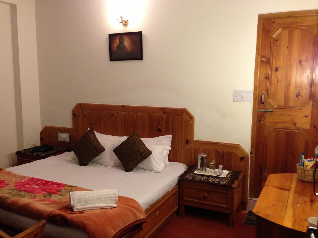 Akash Hills Hotel Manāli Exteriör bild