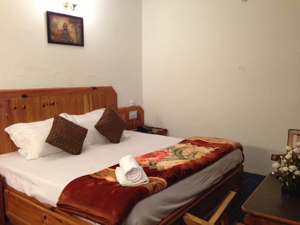Akash Hills Hotel Manāli Exteriör bild