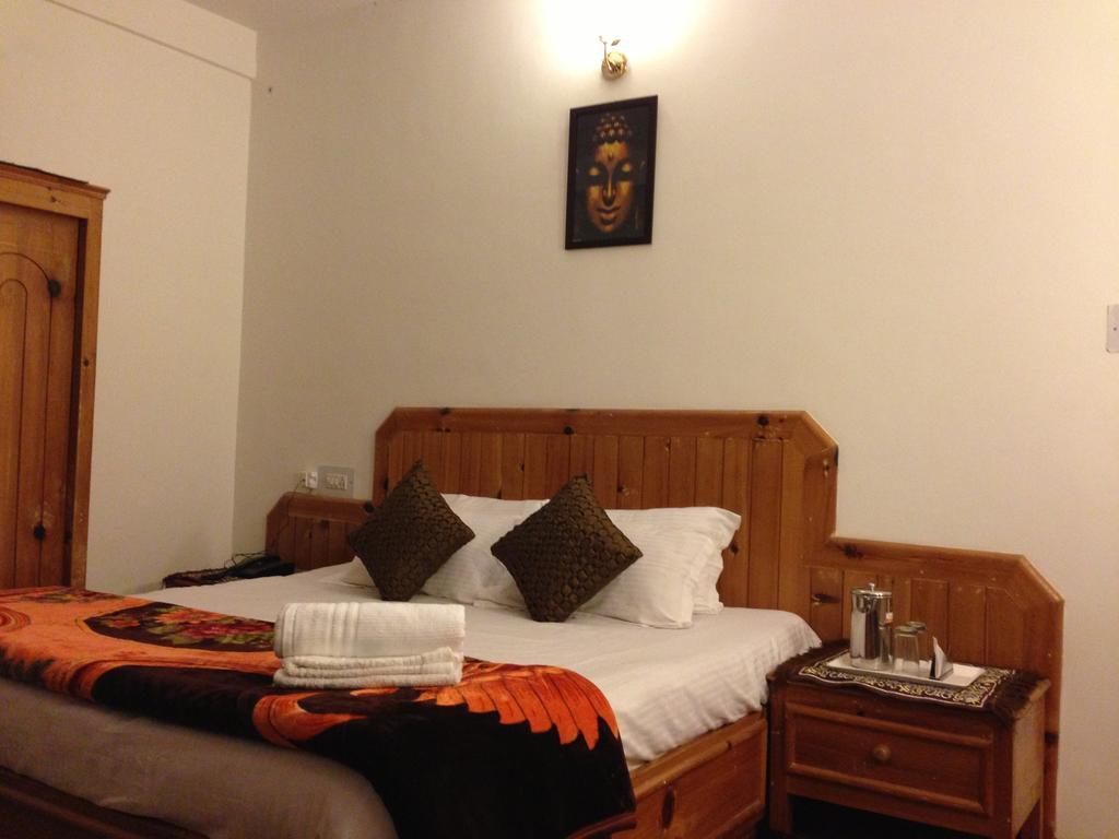 Akash Hills Hotel Manāli Exteriör bild