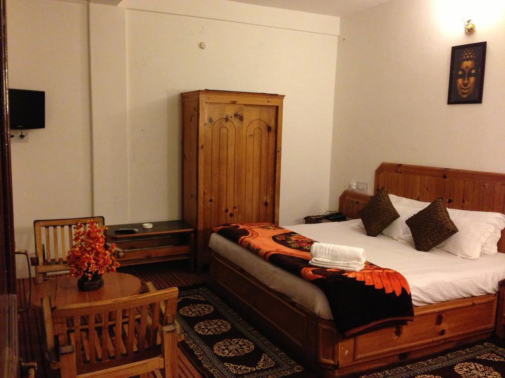 Akash Hills Hotel Manāli Exteriör bild