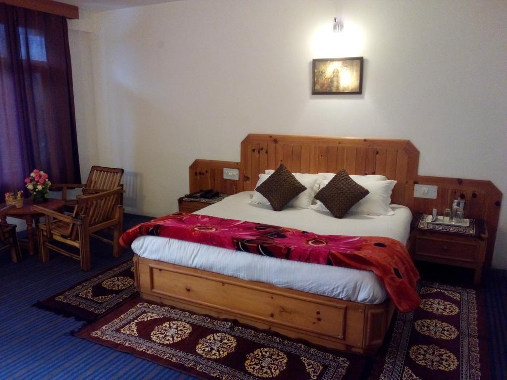Akash Hills Hotel Manāli Rum bild